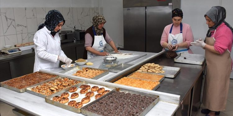 Malatya'nın depremzede kadınları kooperatif çatısında yeniden üretime başladı