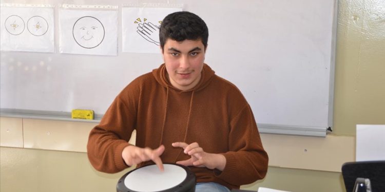 Muş'ta otizmli öğrenci, öğrendiği telefon numaralarını ve araç plakalarını unutmuyor