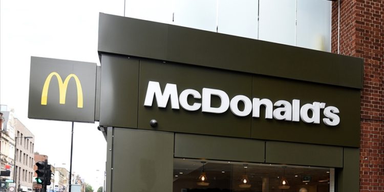 McDonald's'ın ABD ofislerini geçici olarak kapattığı, işten çıkarmalara hazırlandığı belirtildi