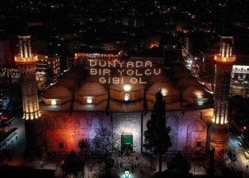 Bursa'daki tarihi Ulu Cami'nin mahyası "Dünyada bir yolcu gibi ol" yapıldı