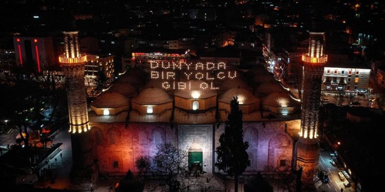 Bursa'daki tarihi Ulu Cami'nin mahyası "Dünyada bir yolcu gibi ol" yapıldı