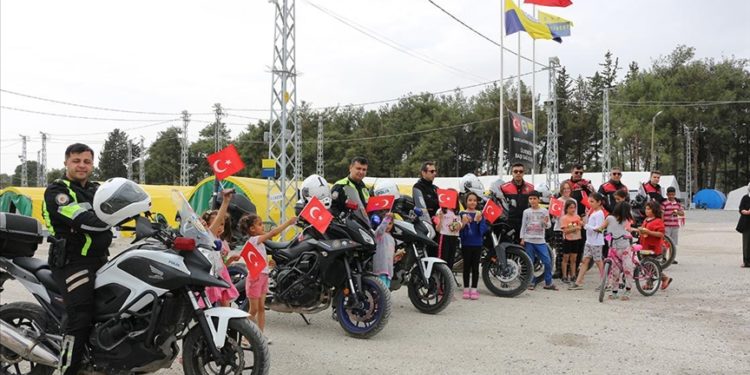 Hatay'da polislerden depremzede çocuklara moral etkinliği