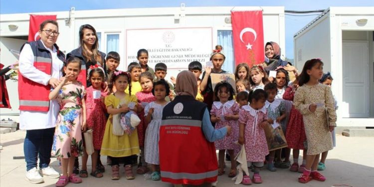 Deprem bölgesindeki 12 bin çocuğa bayram hediyeleri ulaştı
