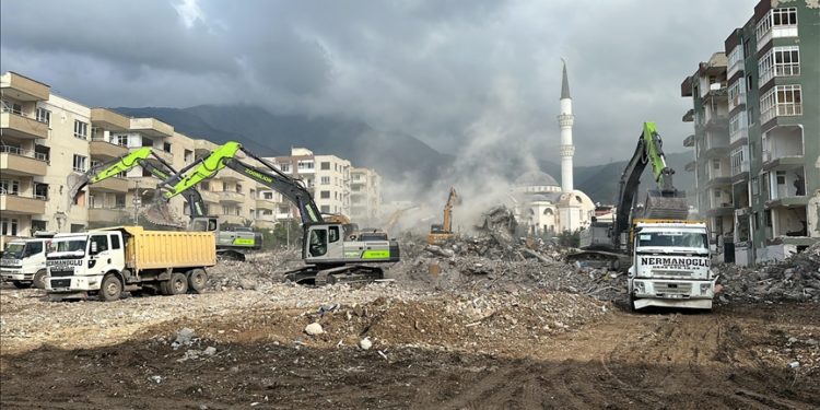 Hatay’da bina yıkım ve enkaz kaldırma çalışmaları 79 mahallede sürecek