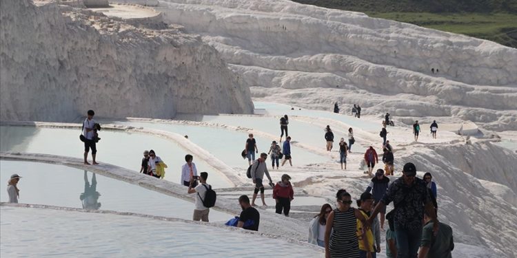 Pamukkale bayramda ziyaretçilerini ağırlıyor