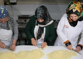 Erzincanlı kadınlar ramazanda yoğun talep gören kesme kadayıf için mesaide