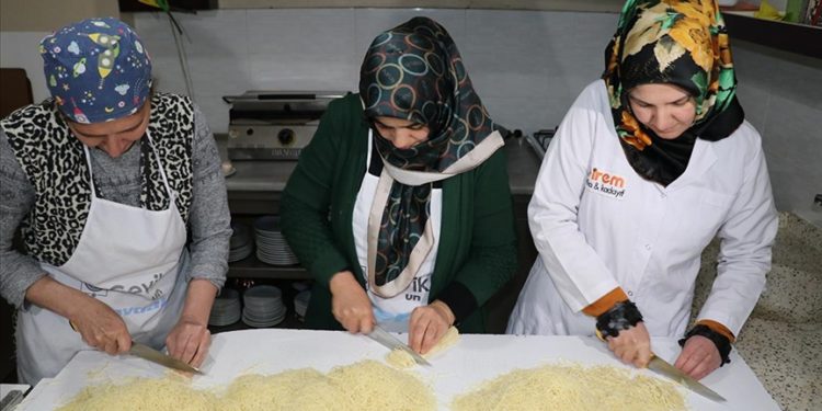 Erzincanlı kadınlar ramazanda yoğun talep gören kesme kadayıf için mesaide