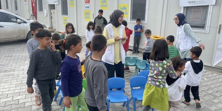 Yeryüzü Doktorları depremzede çocuklara psikososyal destek sağlıyor