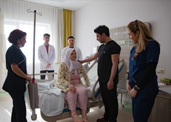 Omurgasındaki 50 derecelik eğrilik düzeltildikten sonra ilk adımlarını attı