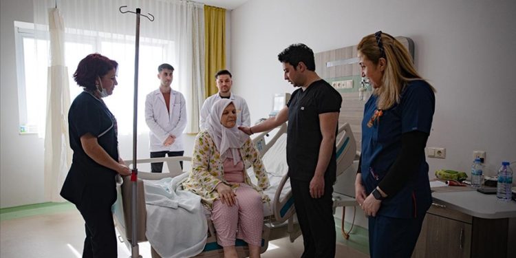 Omurgasındaki 50 derecelik eğrilik düzeltildikten sonra ilk adımlarını attı