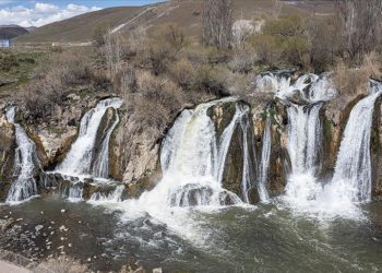 Yağışlar Muradiye Şelalesi'nin debisini yükseltti