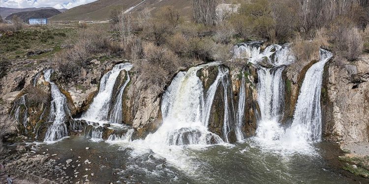Yağışlar Muradiye Şelalesi'nin debisini yükseltti
