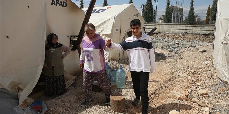 Otizmli Emrah’ın çadır kentte en büyük destekçisi annesi