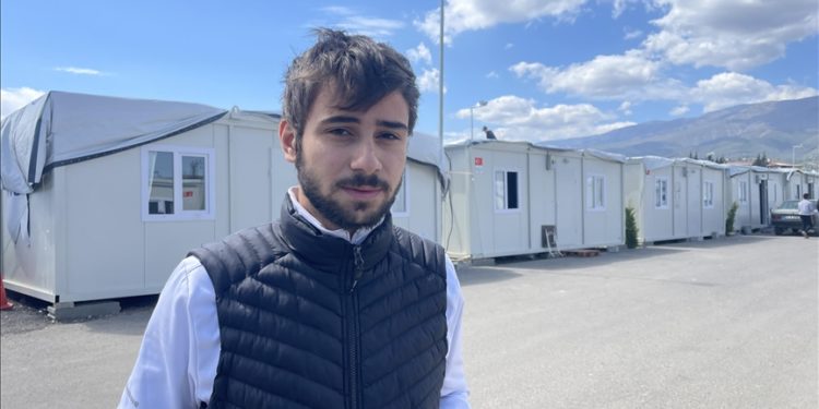 Depreme görüntülü konuşma sırasında tanık olan üniversite öğrencisi, ailesini özlemle anıyor