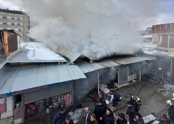 Van'da çok sayıda iş yerinin bulunduğu halk pazarında çıkan yangına müdahale ediliyor