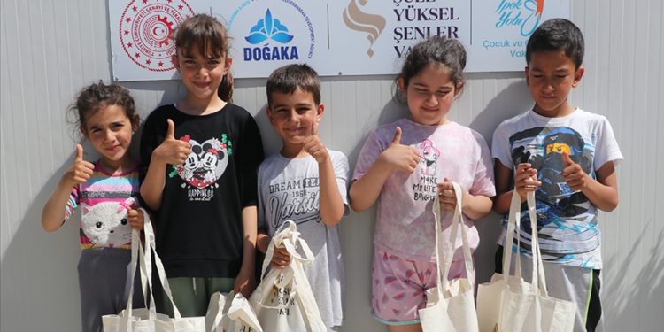 Hatay’da depremzede kadınların diktiği bayramlıklar kadın ve çocukları sevindirdi