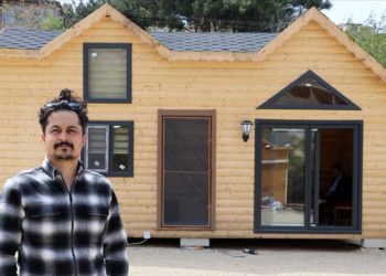 Ailesi ve depremzede çalışanları için taşınabilir evler yaptırdı