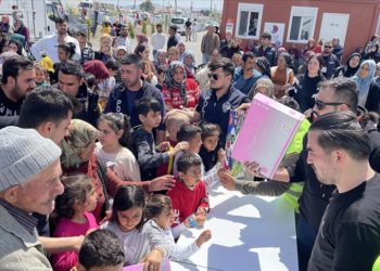 Hatay'da depremzede çocuklar oyuncakla sevindi