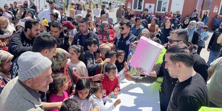 Hatay'da depremzede çocuklar oyuncakla sevindi