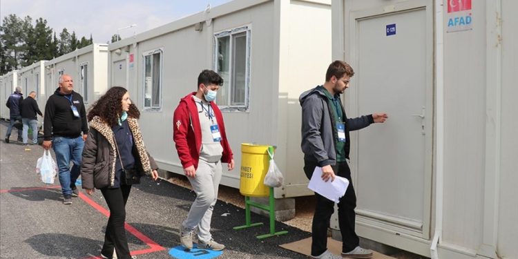 Gönüllü sağlıkçılar Adıyaman'da depremin yaralarını sarıyor