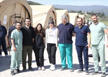 Gönüllü asistan doktorlar depremzedelerin yaralarını sarıyor