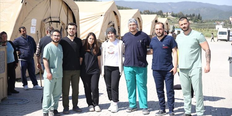 Gönüllü asistan doktorlar depremzedelerin yaralarını sarıyor