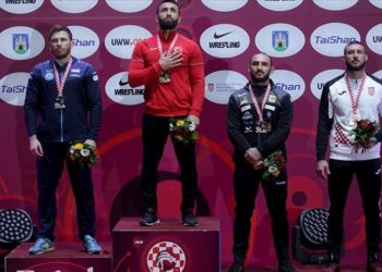 Milli güreşçi Burhan Akbudak, altın madalyayı depremzedelere armağan etti