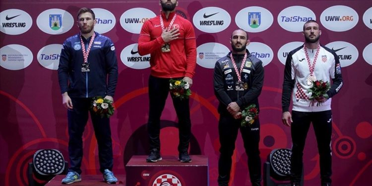 Milli güreşçi Burhan Akbudak, altın madalyayı depremzedelere armağan etti