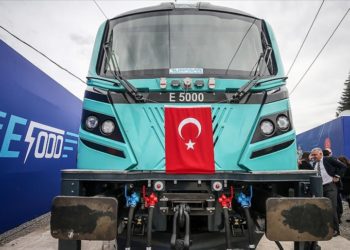 Yerli ve milli imkanlarla geliştirilen E5000 tip elektrikli lokomotif raylara indiriliyor