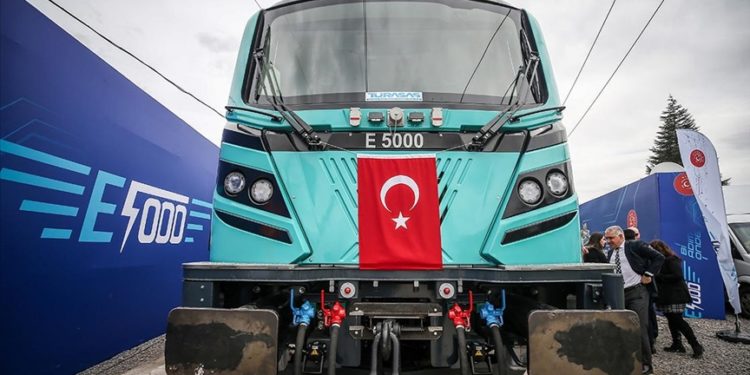 Yerli ve milli imkanlarla geliştirilen E5000 tip elektrikli lokomotif raylara indiriliyor