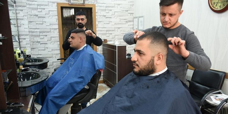 Malatya’da depremzede berber ve kuaförler bayram öncesi iş yerlerini açtı