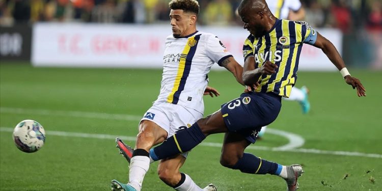 Fenerbahçe zirve yarışına 90+6. dakikada tutundu