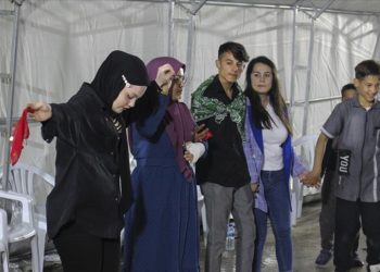 Hatay'da depremzede genç çadır kentten askere uğurlandı