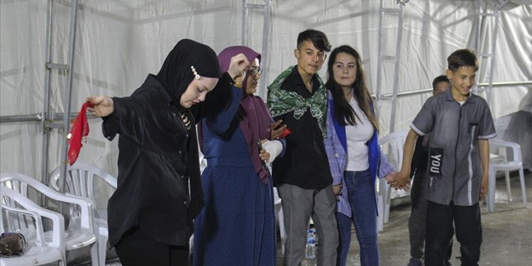 Hatay'da depremzede genç çadır kentten askere uğurlandı