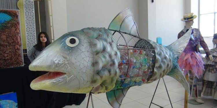 Bitlis'te öğrencilerin geri dönüşüm malzemelerinden yaptığı eserler sergilendi