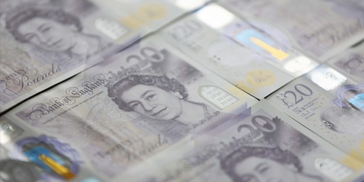 İngiltere'de bütçe açığı, yüksek enflasyon nedeniyle nisanda 25,6 milyar sterline yükseldi