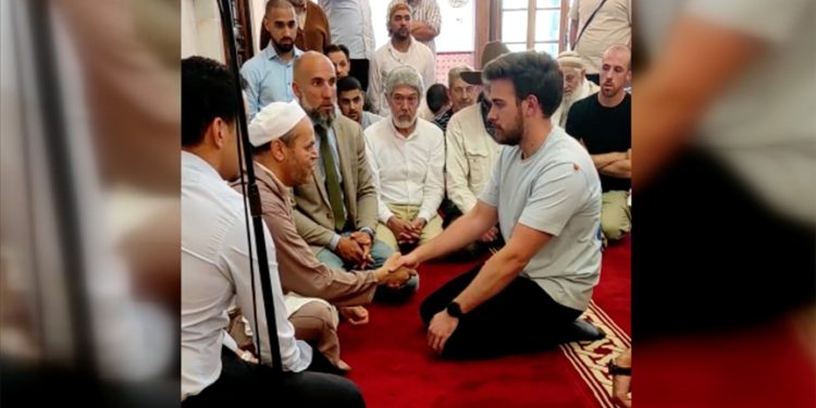 Granada'daki Ulu Cami'de nerdeyse her cuma bir İspanyol Müslüman oluyor