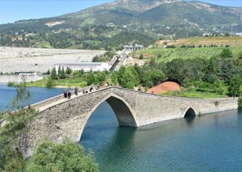 Kahramanmaraş'ta depremzedeler tarihi Ceyhan Köprüsü ve çevresinde zaman geçirip stres atıyor