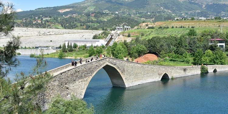 Kahramanmaraş'ta depremzedeler tarihi Ceyhan Köprüsü ve çevresinde zaman geçirip stres atıyor