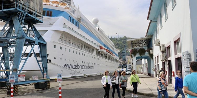 "Astoria Grande" kruvaziyeri 555 yolcusuyla Trabzon Limanı'na geldi