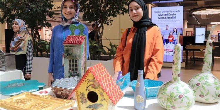 Kayseri'de yurtlarda kalan depremzedelerin el emeği ürünleri sergilendi