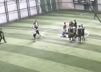 Halı sahada dili boğazına kaçan kişiyi ilk yardım bilgisiyle kurtardı