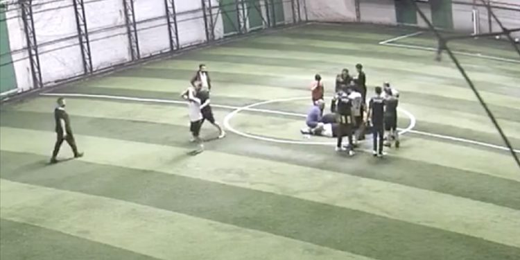 Halı sahada dili boğazına kaçan kişiyi ilk yardım bilgisiyle kurtardı