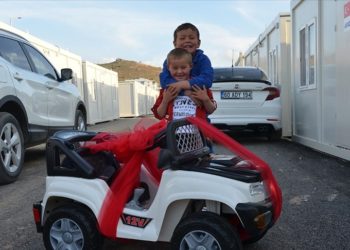 Kahramanmaraş'ta konteyner kentte yaşayan down sendromlu çocuğa doğum günü sürprizi