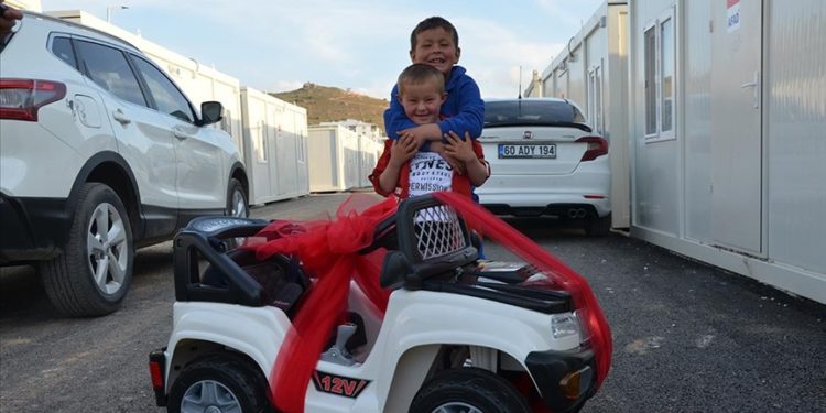 Kahramanmaraş'ta konteyner kentte yaşayan down sendromlu çocuğa doğum günü sürprizi