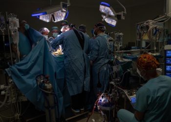 Kalp cerrahisinde küçük kesi yönteminin öncüsü Ukraynalı cerrah, Türk doktorlarla 3 ayrı ameliyata girdi