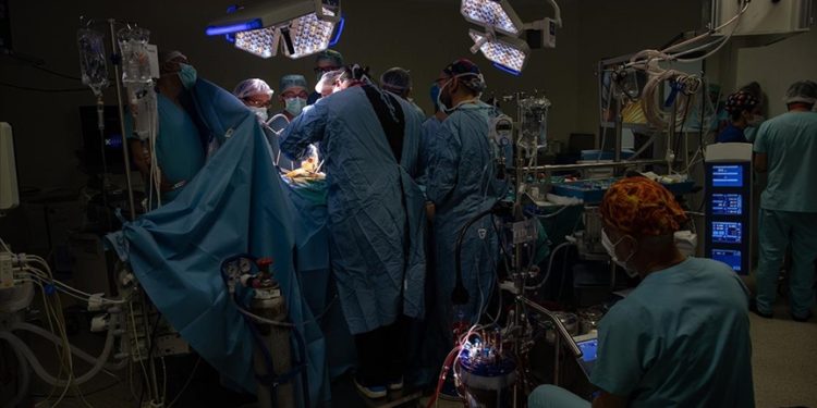 Kalp cerrahisinde küçük kesi yönteminin öncüsü Ukraynalı cerrah, Türk doktorlarla 3 ayrı ameliyata girdi