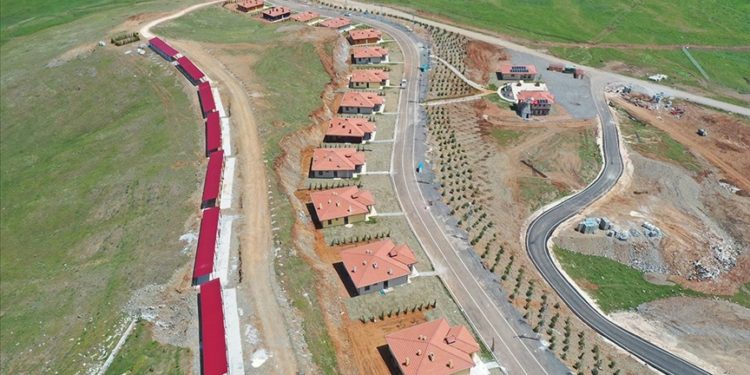 Nurdağı'nda afet konutlarına yerleşenler kendilerini güvende hissediyor