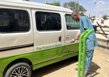 Nijerya’da üniversiteyi bırakıp hava kirliğiyle mücadele için elektrikli araç üretti