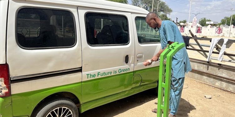 Nijerya’da üniversiteyi bırakıp hava kirliğiyle mücadele için elektrikli araç üretti